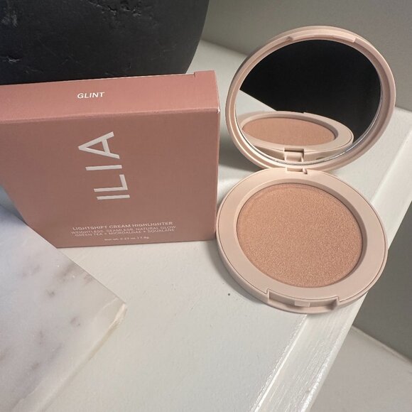 BNIB Ilia Lightshift Weightless Silky Cream Highlighter with 12-hour Wear Glint - Picture 2 of 2